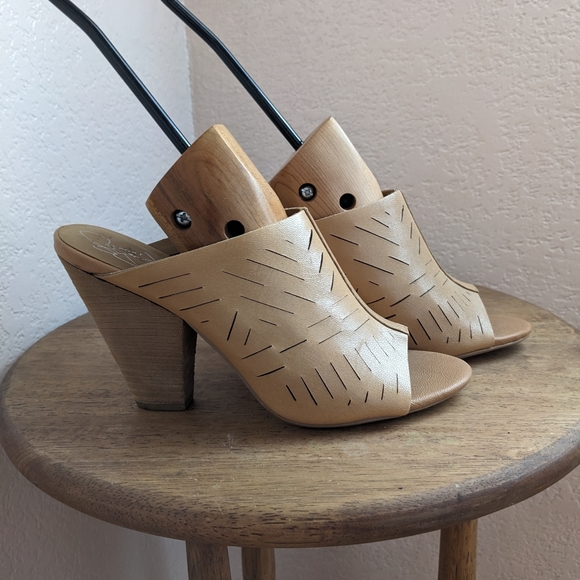 Report Signature tan heel mule slip on. Size 7.5. - Picture 2 of 6